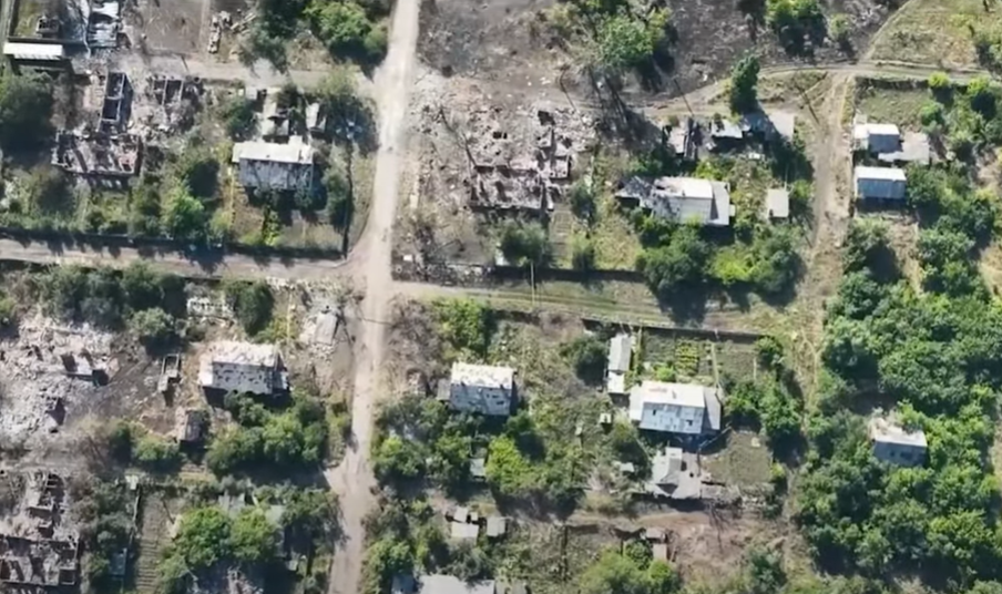 "Над головою ракети літають". Нацполіція показала, як проходить евакуація з Торецька (відео)